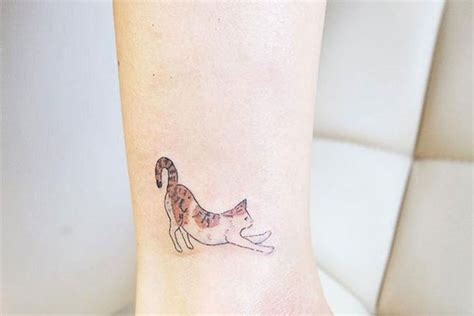 16 Tiny Foot Tattoos Youll Be Obsessing Over Brit Co