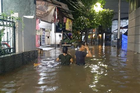 Rt Di Jaksel Tergenang Banjir Pela Mampang Cm