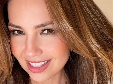 Thalía se une a la tendencia Barbiecore con sensual bikini