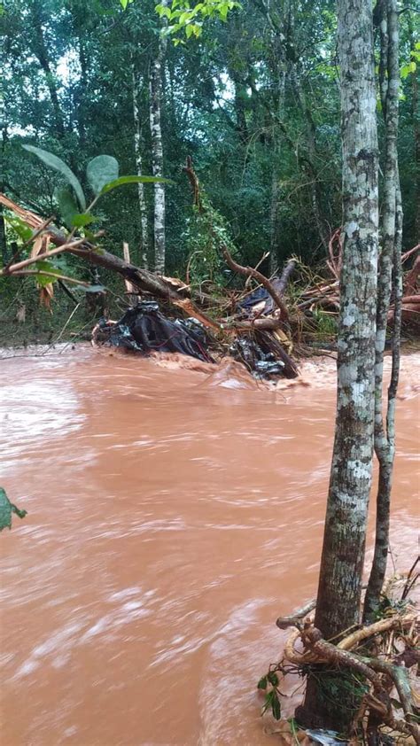 Trag Dia Em Bela Vista Da Caroba Carro Arrastado Por Correnteza E