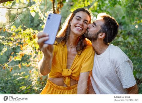 Unterschiedliches Paar Macht Selfie Im Garten Ein Lizenzfreies Stock Foto Von Photocase