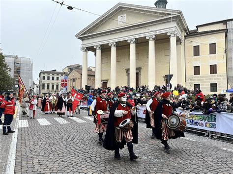 Marted Grasso Una Folla Di Mila Persone Per La Sfilata Dei Carri