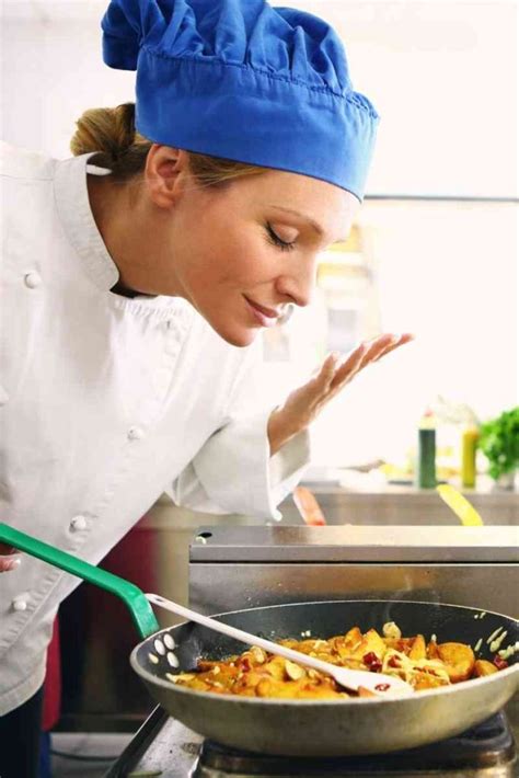 Quais as funções e os direitos da cozinheira? - Famyle