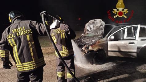 Auto In Sosta Avvolta Dalle Fiamme Carabinieri E Vigili Del Fuoco In