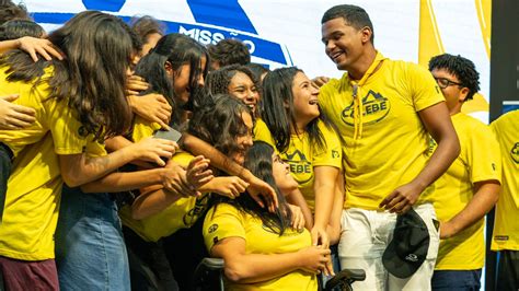 Jovem missionária ganha cadeira de rodas motorizada de voluntários