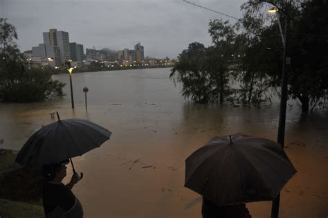 Volume de água das cataratas no PR sobe 30 vezes e é o maior da