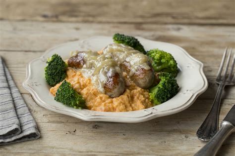 Bratwurst an Süßkartoffel Karotten Stampf Rezept HelloFresh