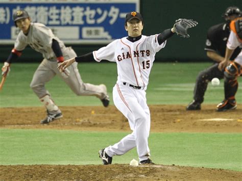 ＜巨人・オリックス＞5回2死、梶本勇に中前打を打たれる巨人・沢村 ― スポニチ Sponichi Annex 野球