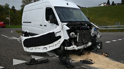 Bazenheid Sg Unfall Zwischen Lieferwagen Und Lastwagen Eine Person