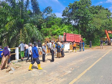 Truk Bermuatan Padi Masuk Jurang Di Aceh Selatan