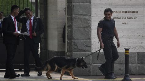 Foto Kesederhanaan Paus Fransiskus Di Indonesia Tampar Gaya Hidup