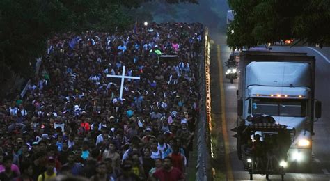 Caravana de migrantes avanza por el sur de México