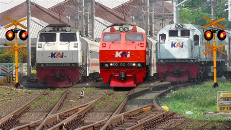 Nonton Ramainya Kereta Api Di Wesel Stasiun Perlintasan Tersibuk