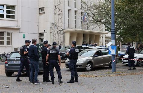 Attaque Au Couteau Un Enseignant Tué Et Deux Blessés Dans Un Lycée à