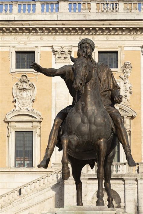 La Estatua Ecuestre De Marcus Aurelius Es Una Antigua Estatua Ecuestre