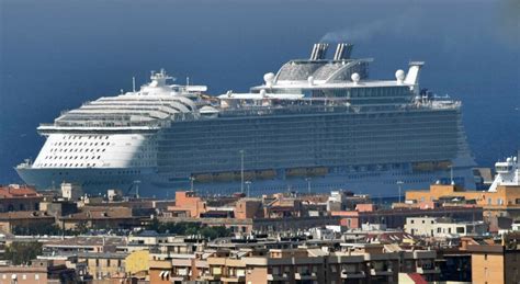 La nave da crociera più grande del mondo al porto di Civitavecchia la