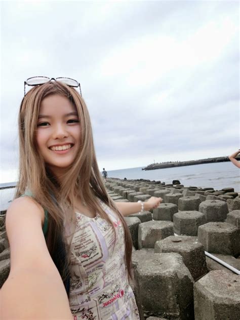 6 Hot Sexy Lizz Chloe Bikini Pics