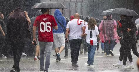 S Dwesten Fu Ball Em Public Viewing In Dortmund Dwd Warnt Vor