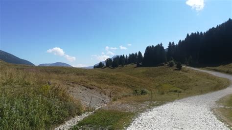 Chemin Vers Le Monument Sur Le Plateau Des Gli Res Landscape Rural