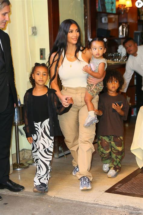 Kim Kardashian Est All E Assister Avec Ses Enfants Saint West North