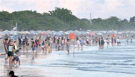 NUSABALI Pantai Double Six Dipenuhi Wisatawan