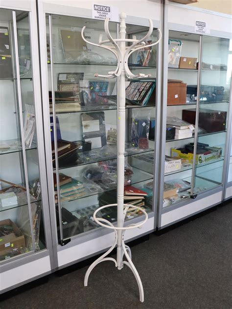 Lot White Coat Stand