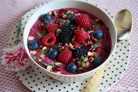 Smoothie Bowl med blåbær og bringebær Det søte liv