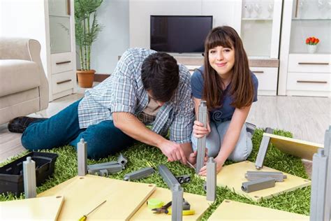 Los Muebles De Junta De La Familia Joven En La Nueva Casa Foto De