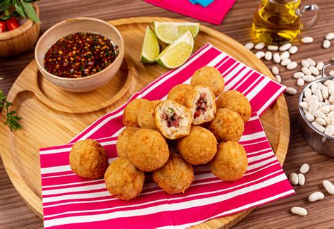 Bolinho De Feijao Frito - Bolinho de feijão branco com calabresa - Patéko