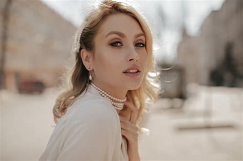 Belle Femme Aux Yeux Gris Avec Du Maquillage Se Penche Sur La Caméra Jolie Fille En Blouse