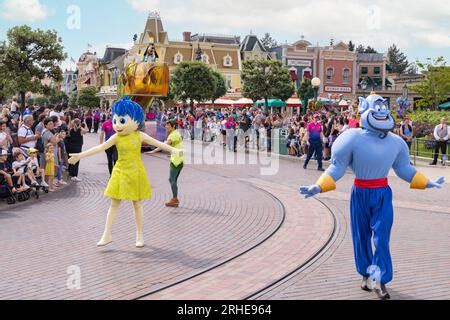 Desfile De Disneyland Par S Y Personajes Bailando Frente A Los Fuegos