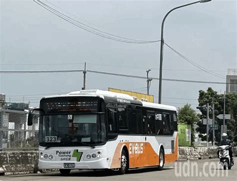 台中最美公車路線｜跟著「電動巴士」一同賞望高寮夜景、走訪彩虹眷村！ 行程推薦 在地推薦 橘世代