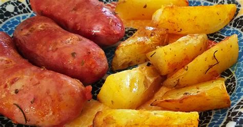 Linguiça assada batatas no forno uma receita rápida para a correria