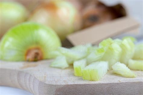 Cebolla En Una Tajadera En Una Tabla De Cocina Blanca Verduras F Foto