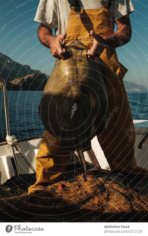 Fischer Bei Der Arbeit Auf Einem Boot Im Meer Bei Tag Ein