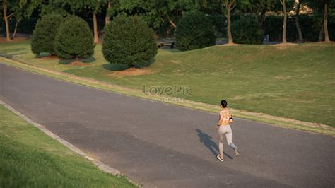 female running  view image  picture    lovepik