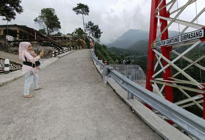 Jembatan Gantung Girpasang Menjadi Daya Tarik Wisata Lereng Gunung Merapi