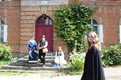 Blangy le Château une visite avec 14 comédiens autour de l