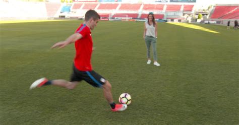 Christian Pulisic shows off his soccer skills - CBS News