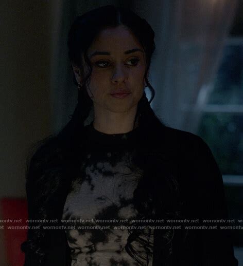 Wornontv Yolandas Black Tie Dye Tee On Stargirl Yvette Monreal