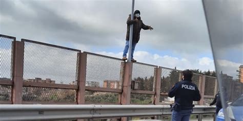 Catanzaro Uomo Minaccia Di Buttarsi Dal Ponte Bisantis Interviene La