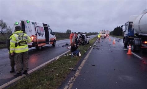 Choque Fatal Cerca Del Puente Z Rate Brazo Largo Entre Dos Camiones Y