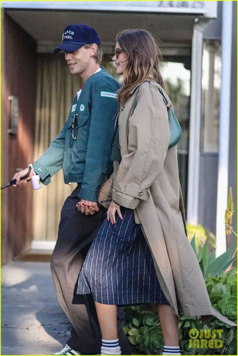 Austin Butler And Kaia Gerber Take A Romantic Walk Through Los Angeles