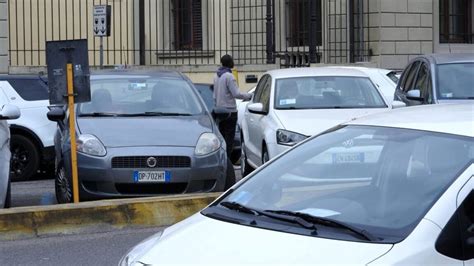 Parcheggiatori Abusivi Su Viali E Piazzale Sei Multati