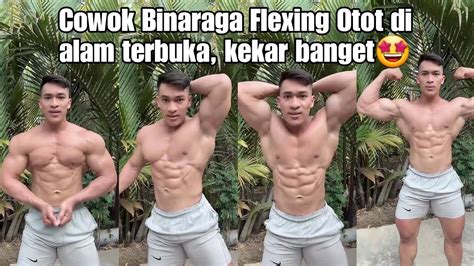 Cowok Binaraga Flexing Otot Di Alam Terbuka Kekar Banget