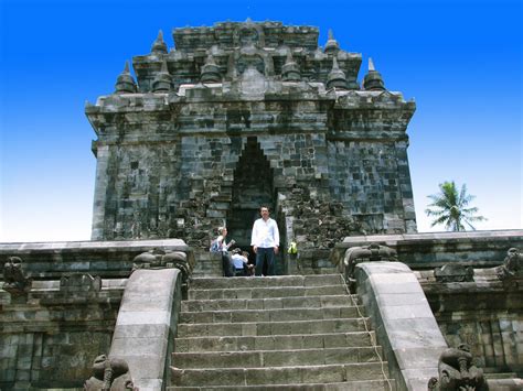 Mendut Temple, Buddhist Temples - Yogyakarta Places of Interest