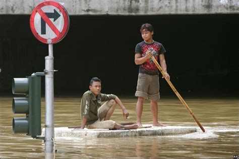 Bbc News In Pictures Jakarta Floods Waist High Waters