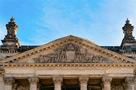 Fachada De La Arquitectura Del Edificio Del Reichstag Con Banderas