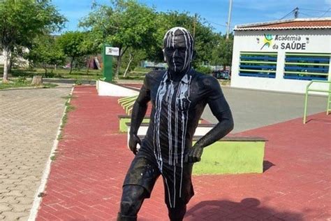 La Estatua De Daniel Alves En Su Ciudad Natal Sufre Un Nuevo Ataque