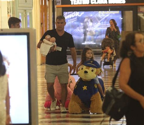 Galã dos anos 90 Thierry Figueira passeia gêmeas em shopping